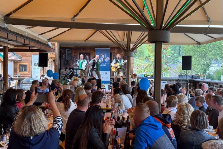 Rundum gelungen: Gute Laune, Gemeinschaft und die mitreißenden Edlseer – das Felber-Familienfest auf der Edlseer-Alm bleibt unvergessen.